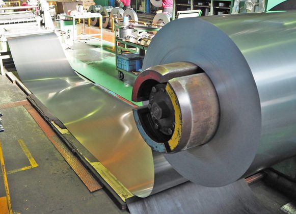 広幅の電磁鋼板スリット加工中