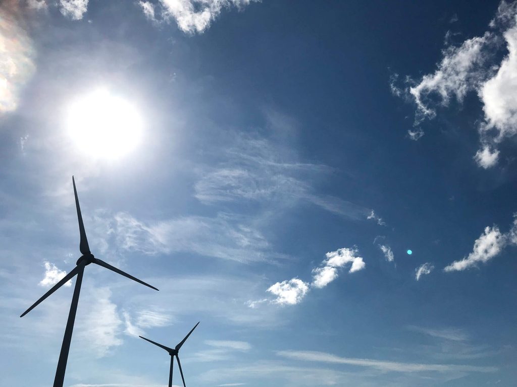 青空の中、美しい風力発電機