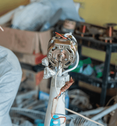 修理しているダイナモ